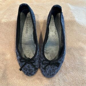 🌷3 for $15 Black and navy leopard print suede ballet flats